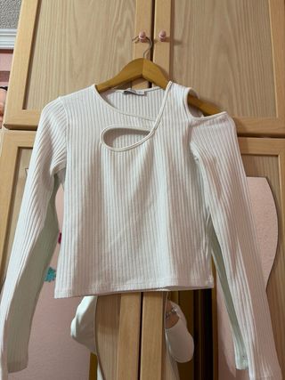 Jersey blanco manga larga con hombro descubierto