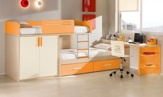 Habitación juvenil tren naranja y beige