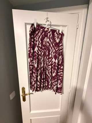 Falda morada y blanca con estampado