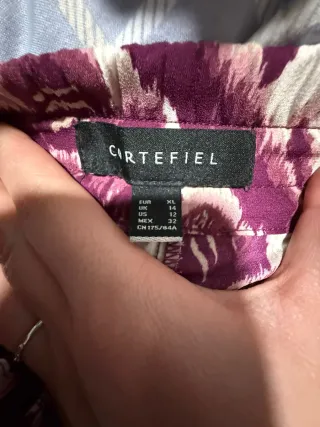 Falda morada y blanca con estampado