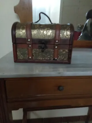 Pequeño baúl decorativo madera y latón