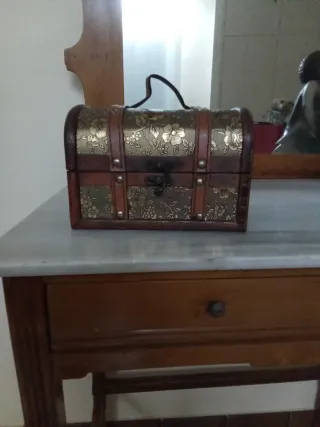 Pequeño baúl decorativo madera y latón