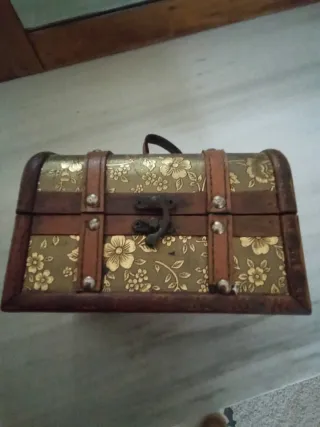 Pequeño baúl decorativo madera y latón