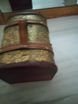 Pequeño baúl decorativo madera y latón