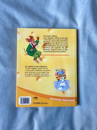 Un camper color formaggio