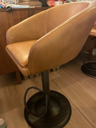 Taburete de cuero marrón