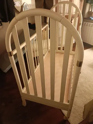 Cuna de madera blanca