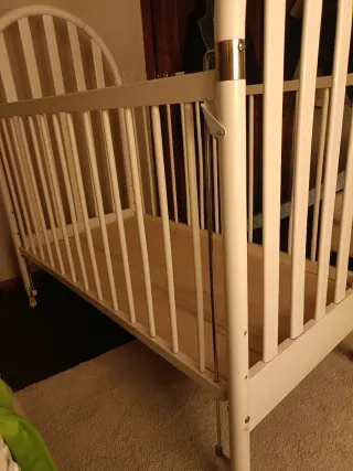 Cuna de madera blanca