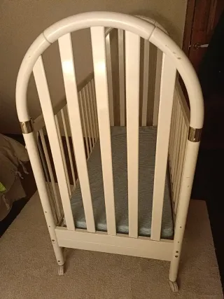 Cuna de madera blanca