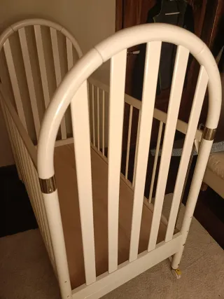 Cuna de madera blanca