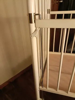 Cuna de madera blanca