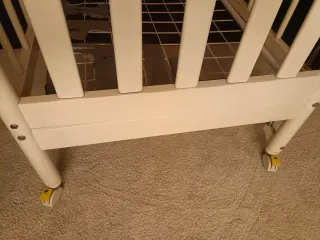 Cuna de madera blanca