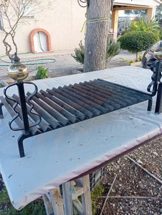 Parrilla chimenea forja negra y dorada
