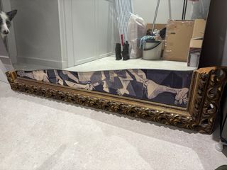 Espejo de diseño dorado y multicolor