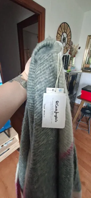 Poncho verde y rosa.