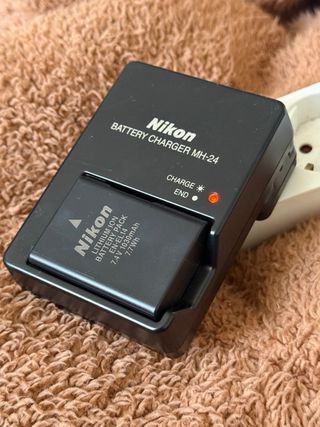 Cámara Nikon D3100 + 2 objetivos y funda+ cargador