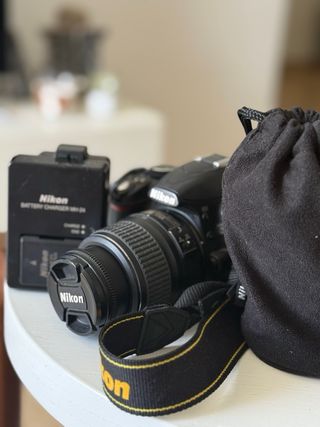 Cámara Nikon D3100 + 2 objetivos y funda+ cargador