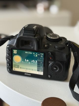 Cámara Nikon D3100 + 2 objetivos y funda+ cargador