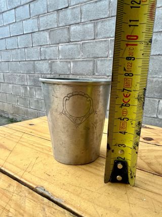 VASO ANTIGUO DE ALPACA CON GRABADO
