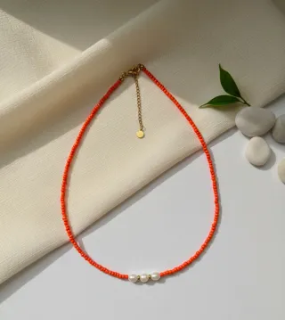 Collar naranja con perlas · Hecho a mano · Minimal