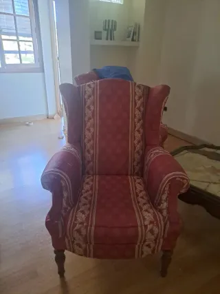 Sillón antiguo de tela y madera