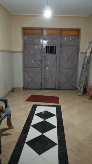 Puerta de forja con detalles dorados