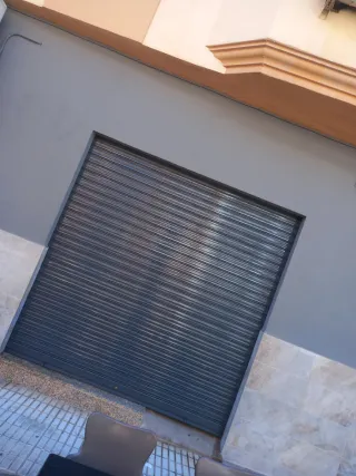 Puerta de forja con detalles dorados