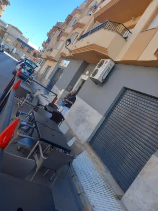 Puerta de forja con detalles dorados