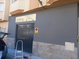Puerta de forja con detalles dorados