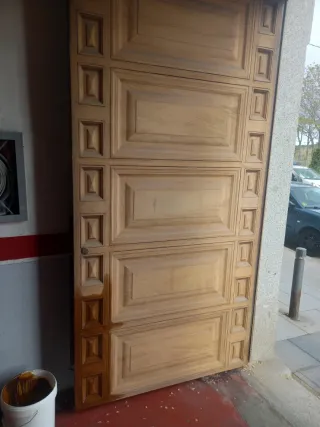 Puerta de forja con detalles dorados