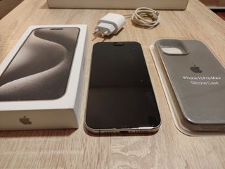 iPhone 15 Pro Max con funda y cargador