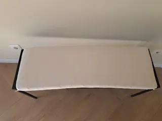 Banco tapizado negro y beige