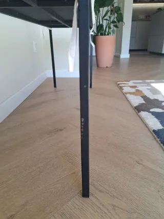 Banco tapizado negro y beige