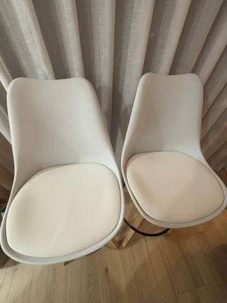 2 Taburetes de Madera, Plástico y piel sintética.