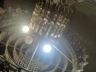 Lámpara de araña de cristal y metal