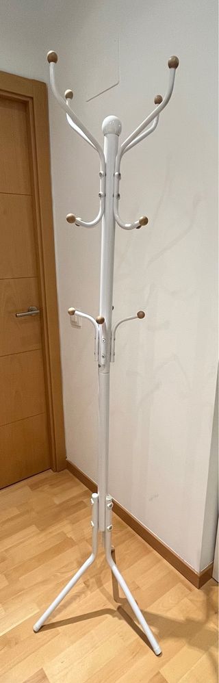 Perchero de pie blanco y madera