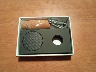 Cassa Bluetooth Portatile Nera e Marrone