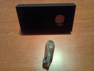 Cassa Bluetooth Portatile Nera e Marrone