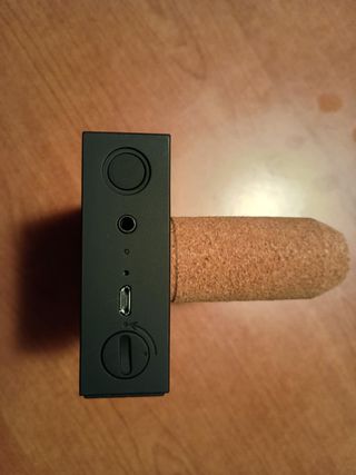 Cassa Bluetooth Portatile Nera e Marrone