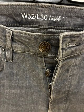 Pantalón vaquero skinny desgastado