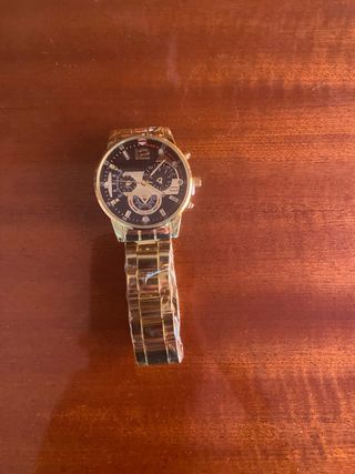 Reloj de pulsera dorado y negro ha estrenar