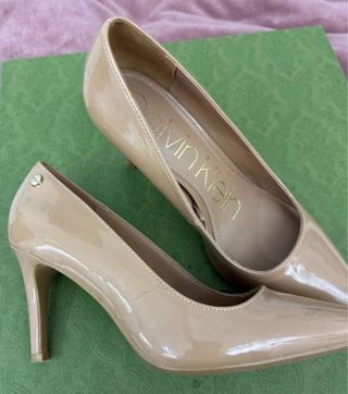 Tacones Calvin Klein Beige Charol