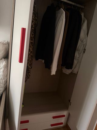 Armario moderno blanco, marrón y detalles rojos