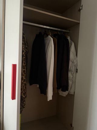 Armario moderno blanco, marrón y detalles rojos