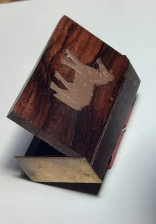 Scatolina in legno e ottone con cavallo
