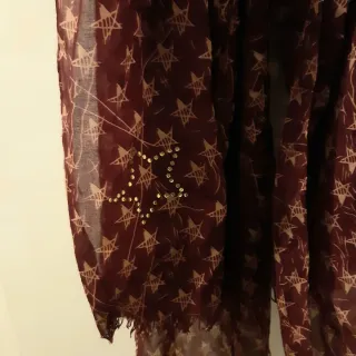 Pañuelo granate con estrellas