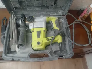 Taladro percutor Guild con accesorios