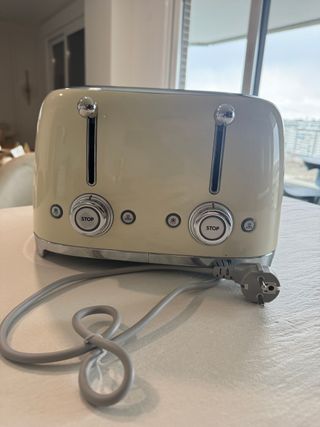 Tostadora SMEG crema