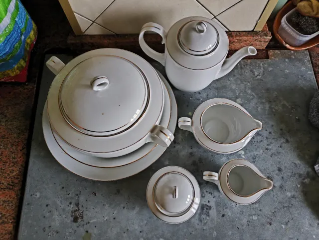 Juego de cerámica blanco con detalles dorados