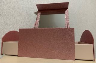 Joyero rosa con purpurina con espejo y cajones.